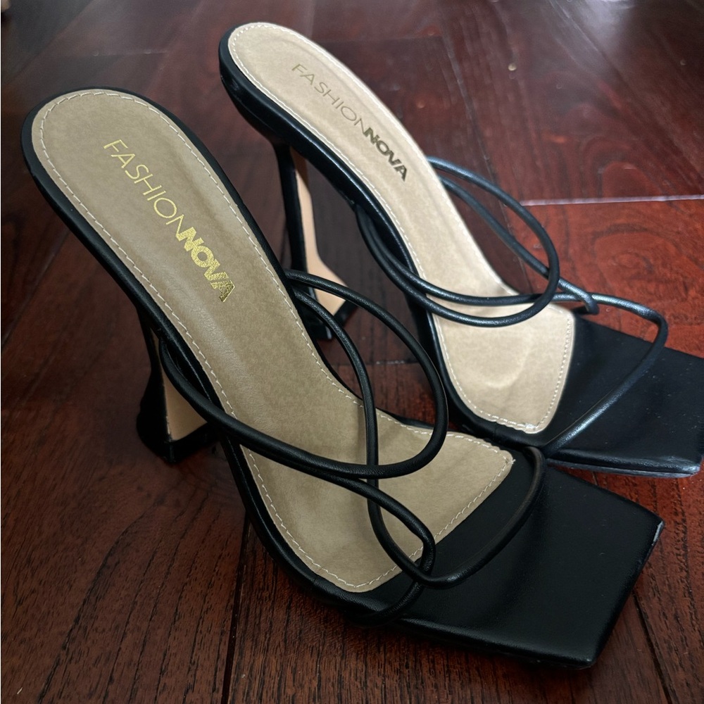 Women’s fashion nova black strappy heels